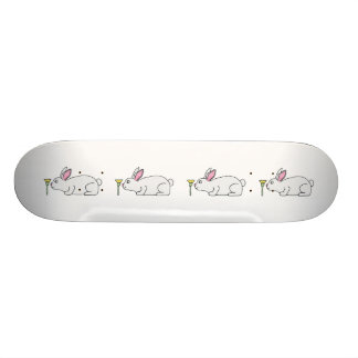 Weißes Kaninchen und Blume. Skateboard