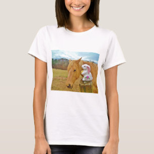 Weißes Kaninchen und blutgelbes Pferd T-Shirt