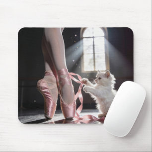 Weißes Kätzchen bindet einen Ballerinaschuh auf Mousepad