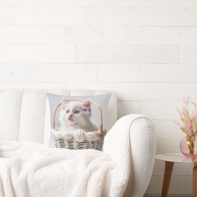 Weißes Kätzchen in einem Korb Kissen (Liege)