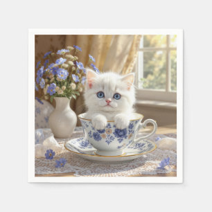 Weißes Kätzchen in einem Teacup Serviette