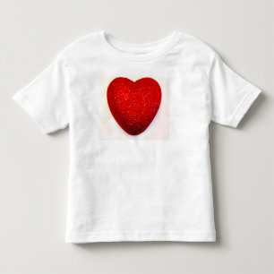 WEISSES KLEINKIND GEKRÄUSELTES KLEID MIT EINEM T-SHIRT