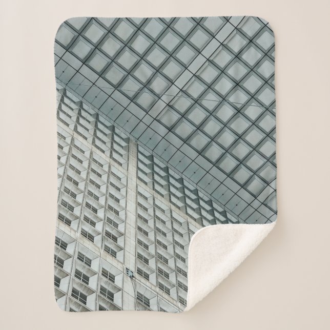 Weißes kommerzielles Gebäude mit hohem Aufstieg Sherpadecke (Vorderseite)