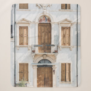 WEISSES, KONKRETES GEBÄUDE MIT HOLZTÜREN UND WIND SHERPADECKE
