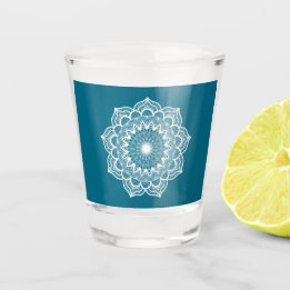 Weisses Mandala auf blauem Hintergrund Schnapsglas