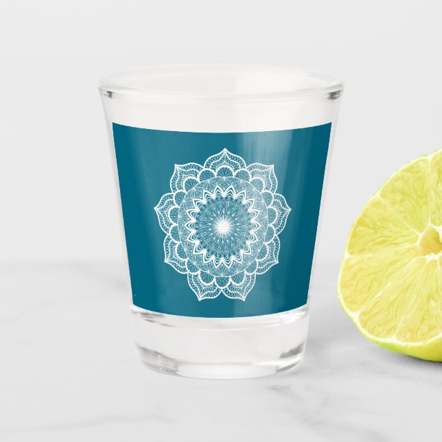 Weisses Mandala auf blauem Hintergrund Schnapsglas (Vorderseite)