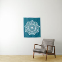 Weisses Mandala auf blauem Hintergrund