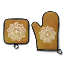 Weisses Mandala auf goldenem Hintergrund