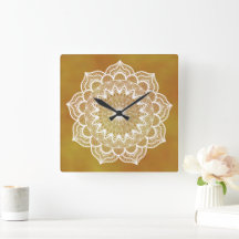 Weißes Mandala auf goldenem Hintergrund