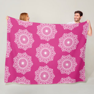 Weisses Mandala auf rosa Hintergrund Fleecedecke