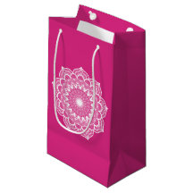 Weißes Mandala auf rosa Hintergrund
