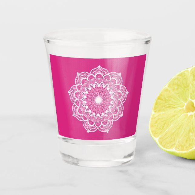 Weisses Mandala auf rosa Hintergrund Schnapsglas (Vorderseite)