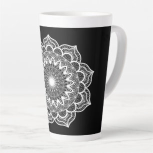 Weißes Mandala auf schwarzem Hintergrund Milchtasse