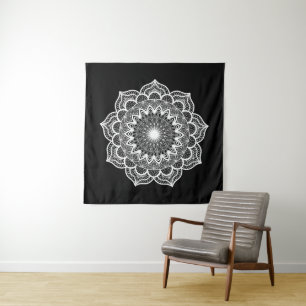 Weisses Mandala auf schwarzem Hintergrund Wandteppich