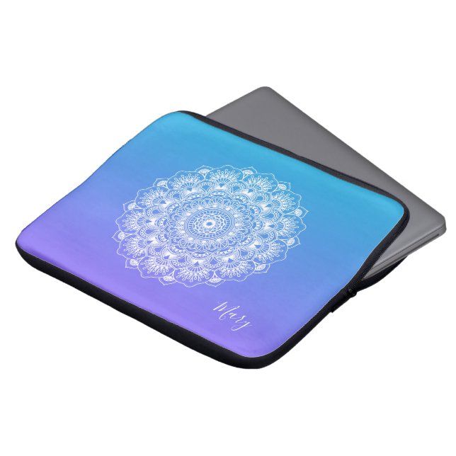 Weißes Mandala, lila und blaues Ober-Monogramm Laptopschutzhülle (Vorne Oben)