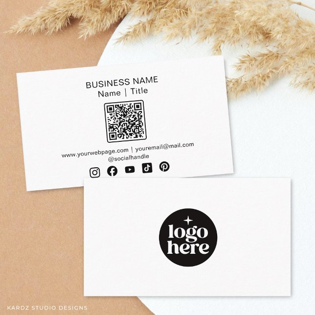 Weißes Minimal-QR-Code Social Media Logo Visitenkarte (Front and back of the card are shown in standard size.
Choose size, paper, and corner style.)