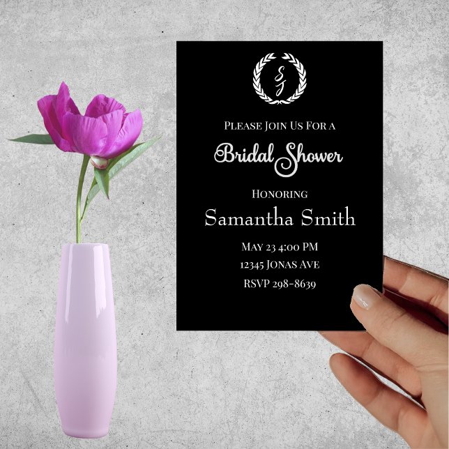 Weißes Monogramm Kraut auf schwarzem Brautparty Einladung (Von Creator hochgeladen)