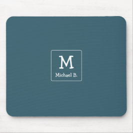 Weißes Monogramm und Name auf blau Mousepad