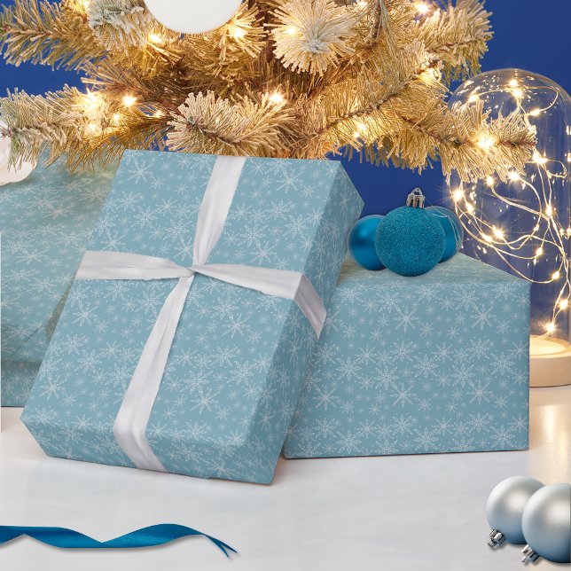 Weißes Papier zum Schneeflottentoiletten Geschenkpapier (Blue and white snowflake Christmas wrapping paper.)