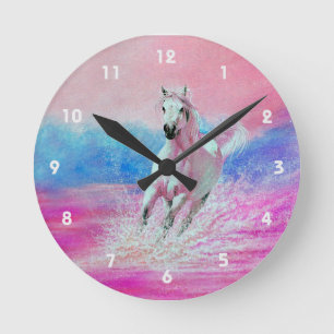 Weißes Pferd auf einer Stranduhr Runde Wanduhr