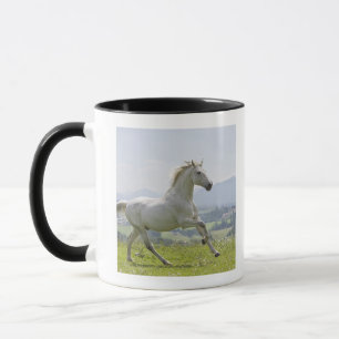weißes Pferd, das auf Wiese läuft Tasse