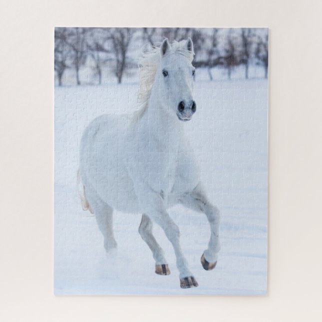 Weißes Pferd im Schnee laufen Puzzle (Vertikal)