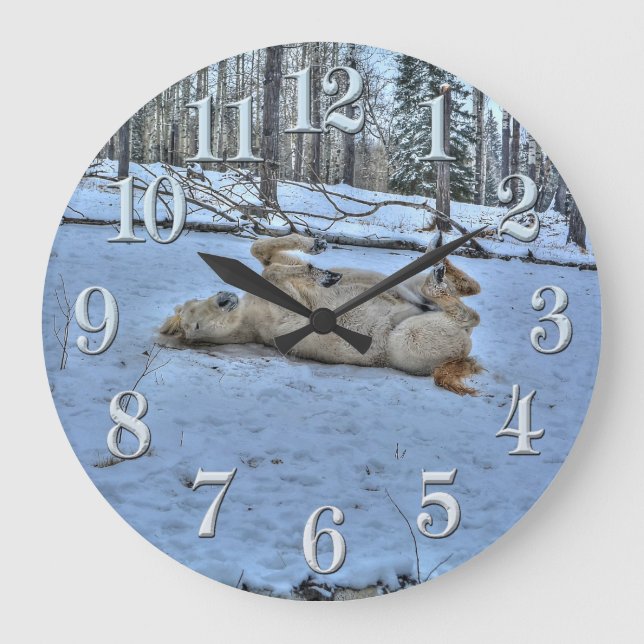 Weißes Pferd im Winterschnee Große Wanduhr (Vorderseite)