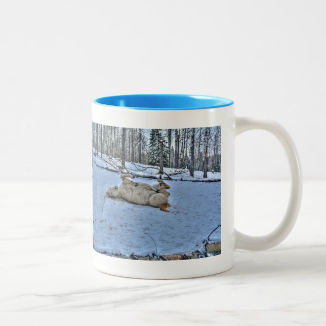 Weißes Pferd im Winterschnee Zweifarbige Tasse (Rechts)