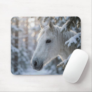 Weißes Pferd in schneebedeckter Kiefer Mousepad