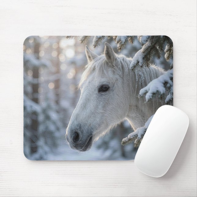 Weißes Pferd in schneebedeckter Kiefer Mousepad (Mit Mouse)