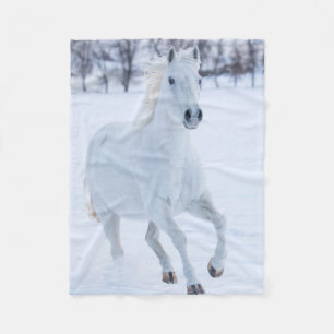 Weißes Pferd läuft im Schnee Fleecedecke