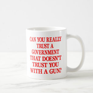 Weißes reg.-Vertrauen Sie mit Gewehr Tasse