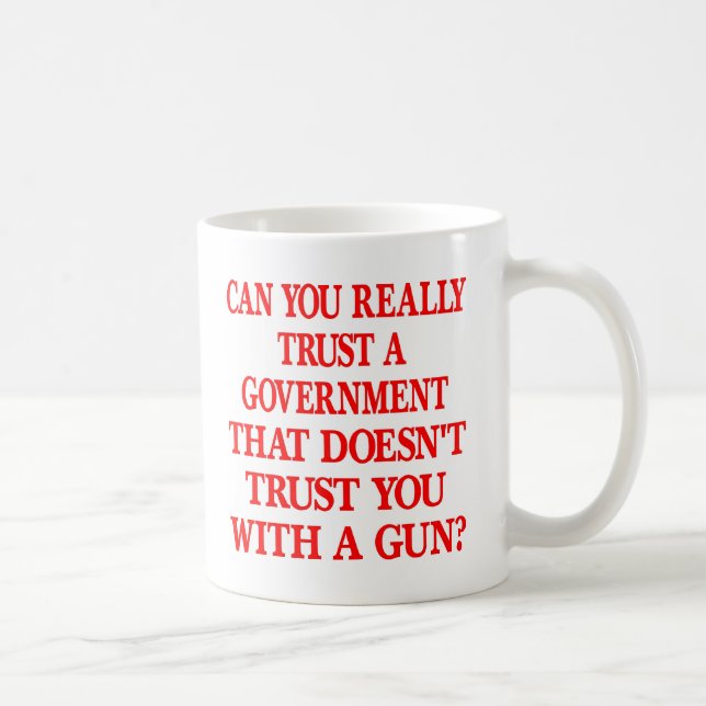Weißes reg.-Vertrauen Sie mit Gewehr Tasse (Rechts)