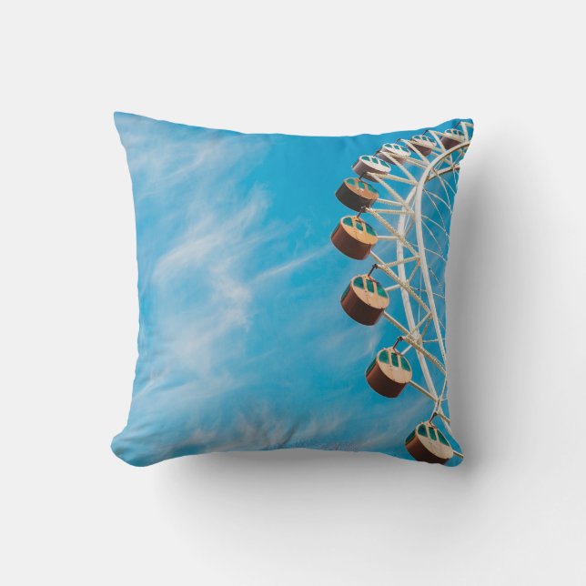 Weißes Riesenrad am Morgen unter freiem Himmel Kissen (Vorderseite)