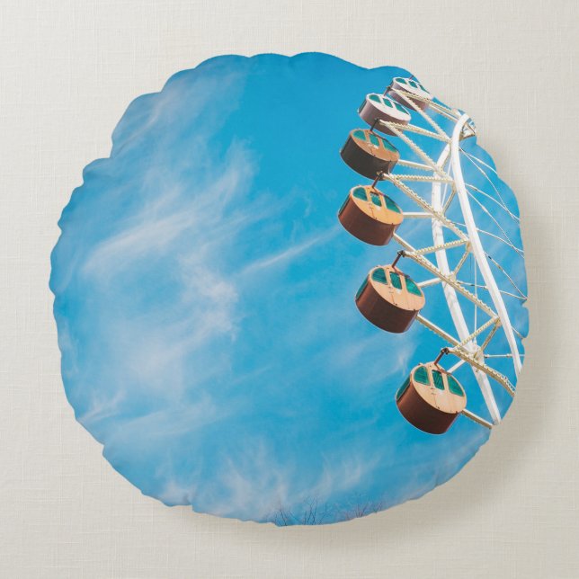 Weißes Riesenrad am Morgen unter freiem Himmel Rundes Kissen (Vorderseite)