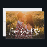 Weißes rustikales Kalligrafie-Foto Rette unser Dat Save The Date<br><div class="desc">Stilvolle Ankündigung Datum freihalten mit rustikaler moderner Kalligraphie mit grünen Blätter. Dies wird ein idealer Save the Date für Frühjahr- und Sommerhochzeiten. Sie können die Rückseite anpassen,  indem Sie ein eigenes Muster hinzufügen oder ein anderes Foto hinzufügen.</div>