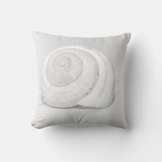 Weißes Schneckenhaus Minimalistische Naturfotograf Kissen