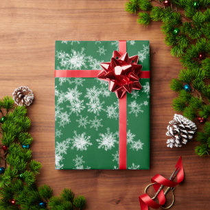 Weißes Schneeflocken auf grünem Umschlagpapier Geschenkpapier
