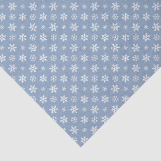 Weißes Schneeflocken-Motivmuster auf Winterblau Seidenpapier