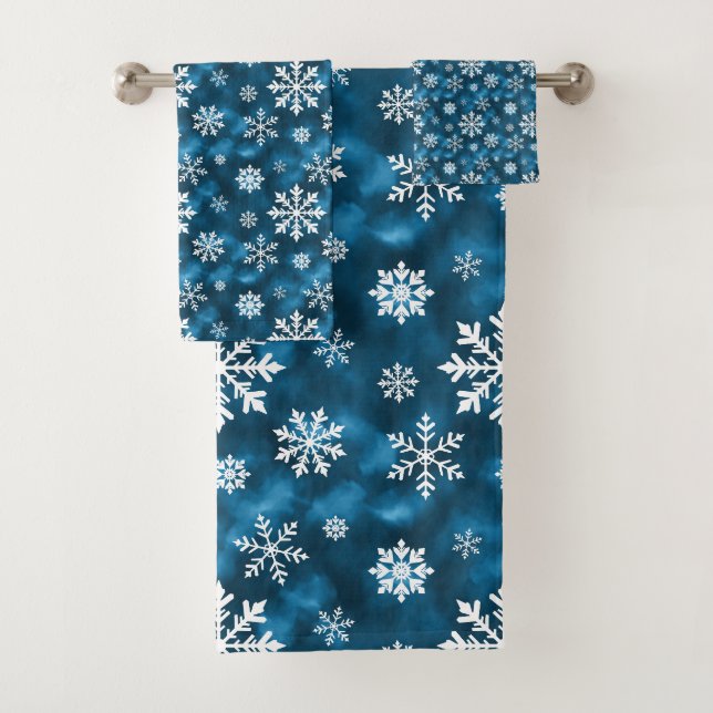 Weißes Schneeflockenmuster auf blauem Winter Badhandtuch Set (Insitu)