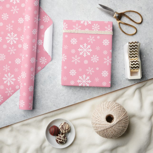 Weißes Schneeflockenmuster auf rosa Hintergrundfar Geschenkpapier (Kunsthandwerk)