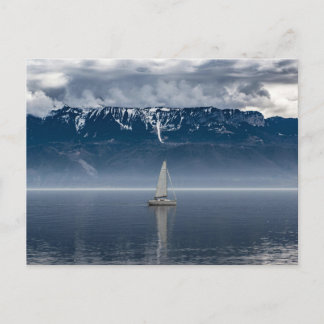 Weißes Segelboot auf dem Wasser Postkarte