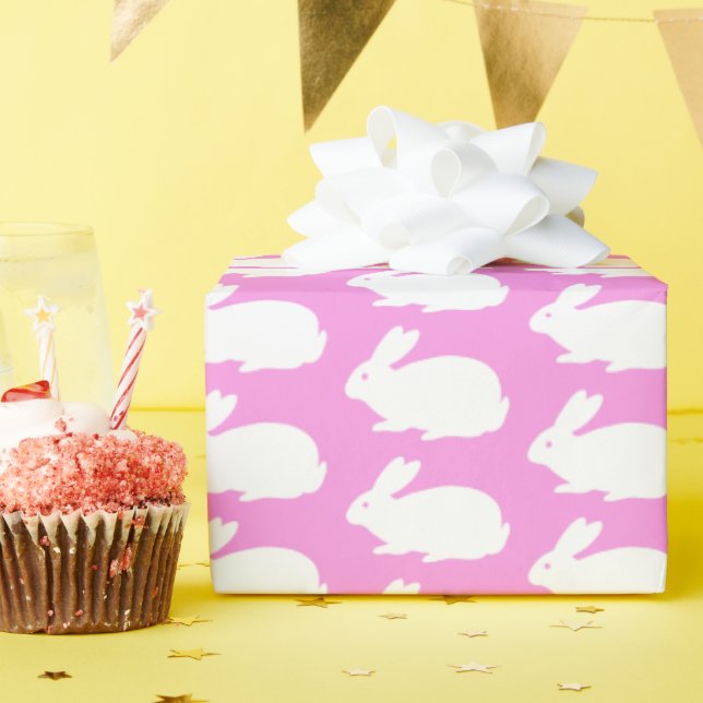 Weißes, sonniges Muster auf rosa Geschenkpapier (Geburtstagsparty)