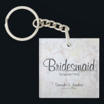 Weißes Spiegelbild Gastgeschenk Hochzeit Bridesmai Schlüsselanhänger<br><div class="desc">Dieser wunderschöne Schlüsselanhänger ist perfekt, um deinen Hochburgen zu danken. Es wurde als Teil unserer Hochzeitssuite White Reflections entworfen und bietet schwarzen Text auf einem Hintergrund, der die Blume und Herzen von Weiß widerspiegelt. Der Text ist vollständig anpassbar und lautet: Bridesmaid, mit einem Platz für ihren Namen, die Namen des...</div>