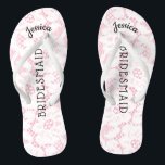 Weißes Spitze-Mit Blumenrosa der Flip Flops<br><div class="desc">Personalisierte, romantische Blumenspitzestrandhochzeit drehen Vintage Art Reinfallsandelholze Imitats, weiße mit Blumenspitze auf weiblichem rosa Hintergrund um. Name der Brautjungfer oben in gebogener, eleganter Art, Skriptbuchstaben. Brautjungfer wird hinunter die Mitte in der modernen Beschriftung gedruckt. Ändern Sie zu den Sitz-Brautpartymitgliedern, wie Braut, Blumenmädchen oder Trauzeugin. Hübsche Strand-Gastgeschenke Hochzeit für Brautpartymitglieder. Gerade...</div>