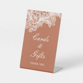 Weißes Spitzen auf der Terracotta Karte und Gesche Sockelschild