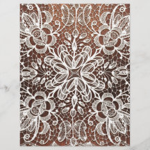 Weißes Spitzen auf dunklem Holzschuppbuch