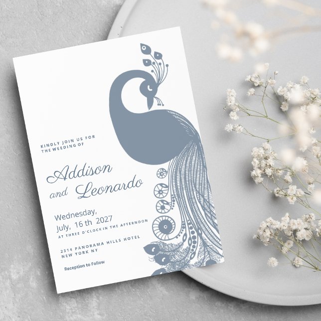 Weißes staubblaues Königspfau elegante Hochzeit Einladung (White dusty blue royal peacock elegant Wedding )