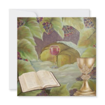 Weißes Tuch mit Wein und Brot, umgeben von Grün