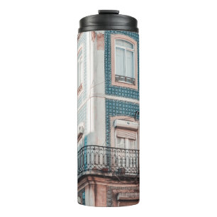 WEIßES UND BLAUES BETONGEBÄUDE THERMOSBECHER